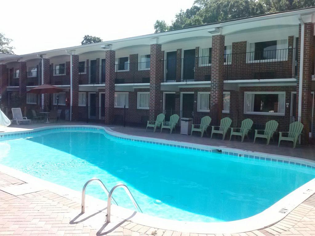 Rodeway Inn & Suites Williamsburg Central Exterior photo