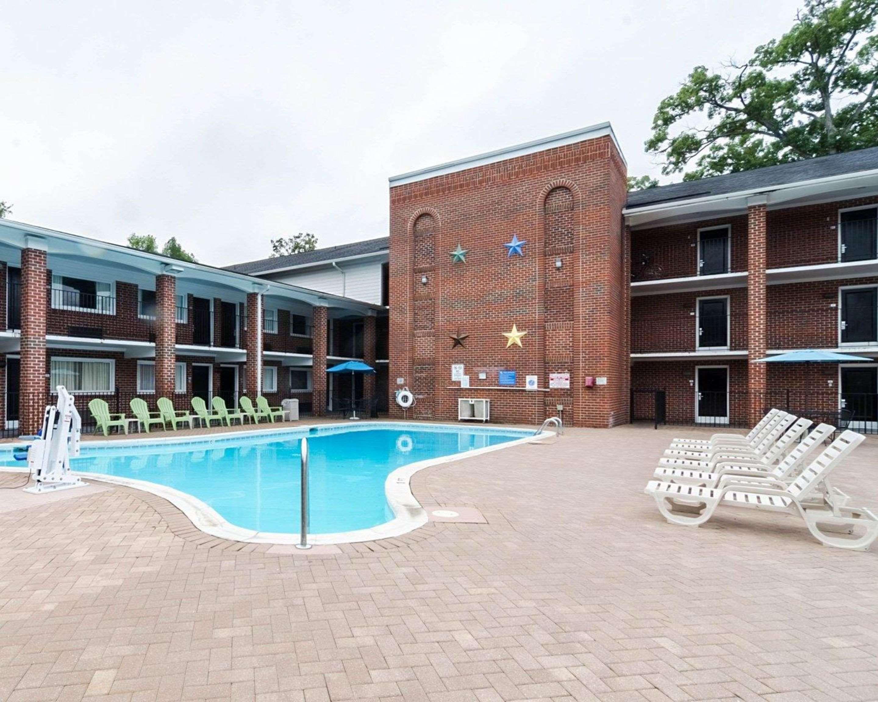 Rodeway Inn & Suites Williamsburg Central Exterior photo