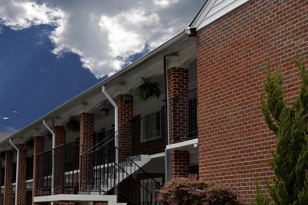 Rodeway Inn & Suites Williamsburg Central Exterior photo