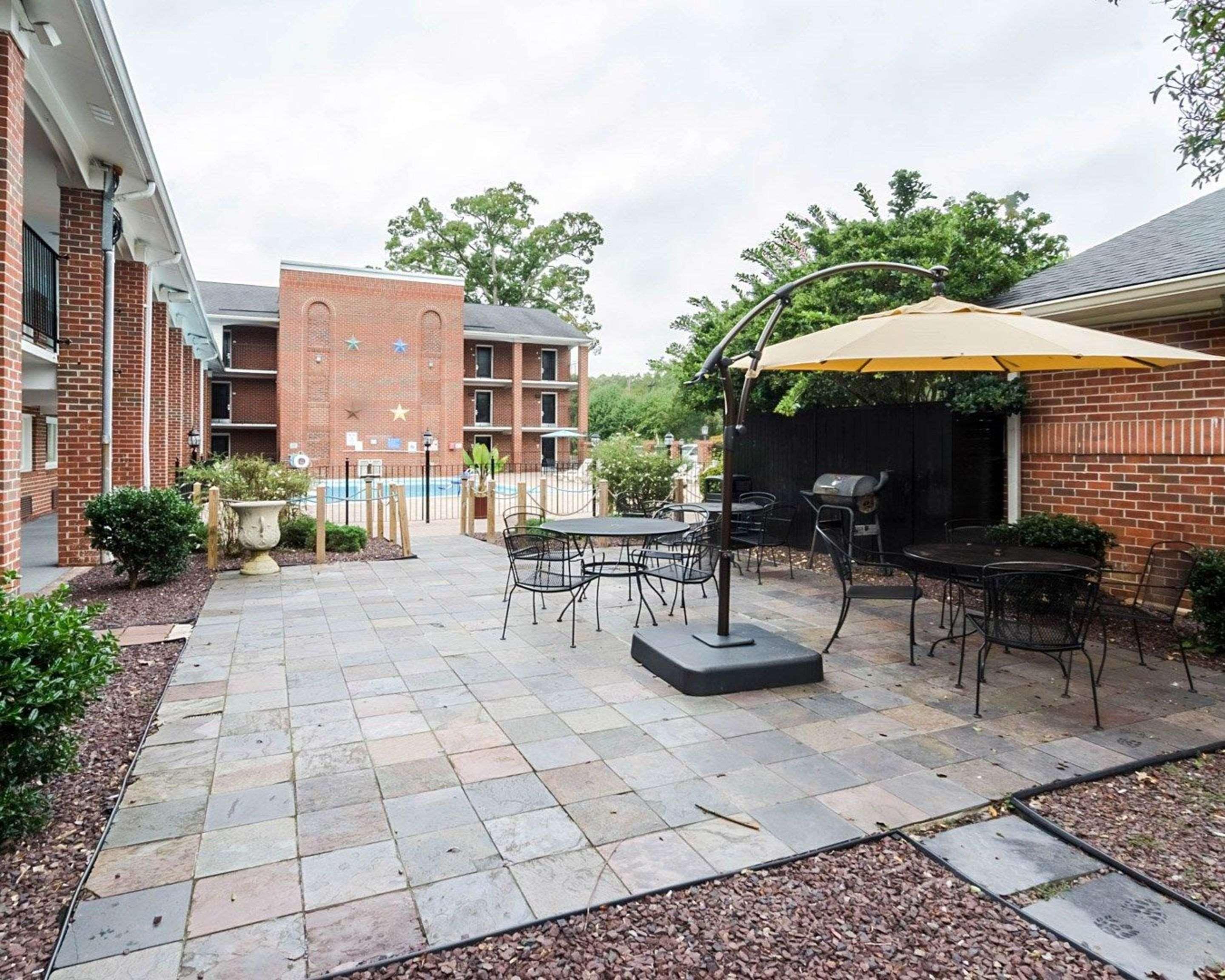 Rodeway Inn & Suites Williamsburg Central Exterior photo